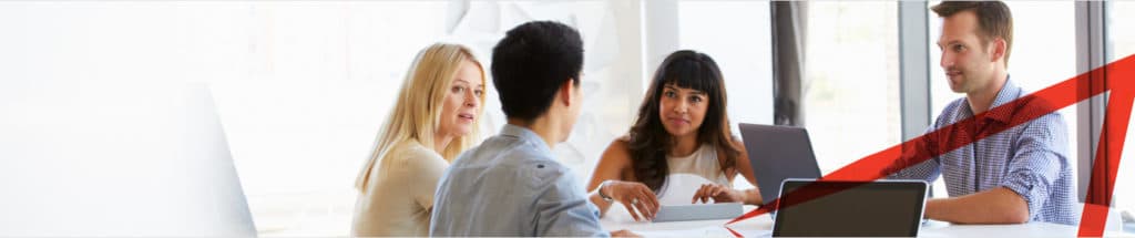 Réunion entre 3 collègues autour d'une table